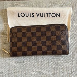 Louis Vuitton Zippy Wallet - Excellent used condition. AR0048
